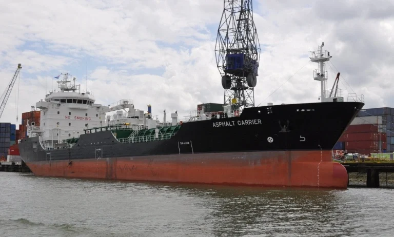 Bulk bitumen in Vessel (asphalt carrier)